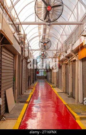 Jaffa, Israel - 10. Oktober 2023: Geschäfte in Jaffa wurden während der Konflikte nach dem Terroranschlag auf Israel 7/11 geschlossen. Stockfoto