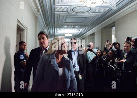 Die Repräsentantin der Vereinigten Staaten Marjorie Taylor Greene (Republikanerin von Georgia) spricht im Vorfeld einer Konferenz im Longworth House Office Building, um von Mitgliedern zu hören, die am Mittwoch, den 11. Oktober 2023 für den Sprecher des Hauses kandidieren. Die Republikaner des Repräsentantenhauses arbeiten daran, eine Nominierung für den Sprecher zu wählen, nachdem der Sprecher des Repräsentantenhauses der Vereinigten Staaten Kevin McCarthy (Republikaner von Kalifornien) abgesetzt wurde. Credit: Annabelle Gordon/CNP /MediaPunch Stockfoto