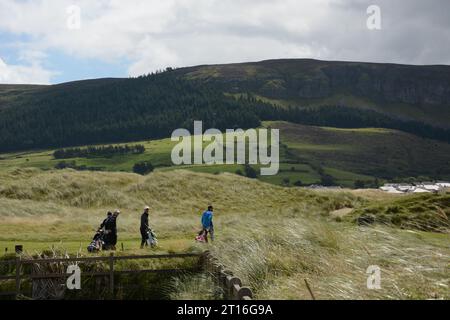 Strandhill Golfplatz an der wilden Atlantikküste unter den sanften Hängen von Knockarae. Stockfoto