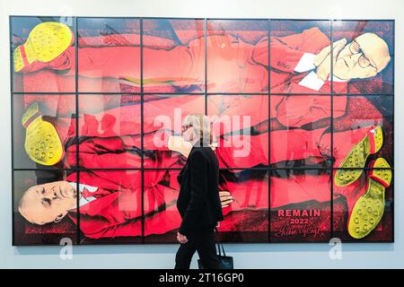 London, Großbritannien. Oktober 2023. Besucher mit „Remain“ von Gilbert & George am Stand der White Cube Gallery. Die Frieze London, eine der einflussreichsten Messen für zeitgenössische Kunst, öffnet ihre Pforten für den ersten Vorschautag heute. Die Ausgabe 2023 feiert den 20. Jahrestag der Frieze London. Die Veranstaltung findet am 11-15. Oktober im Regent's Park statt. Quelle: Imageplotter/Alamy Live News Stockfoto