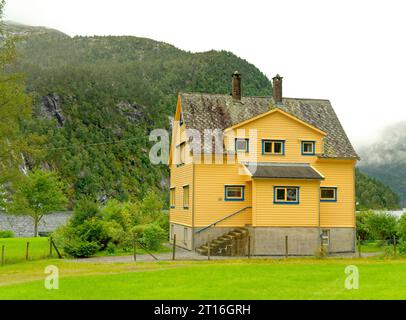 BERGEN, NORWEGEN - 28. August 2023: Bergen an der Westküste Norwegens ist bekannt als die Stadt der sieben Berge. Es ist Norwegens geschäftigster Hafen mit über 30 Stockfoto