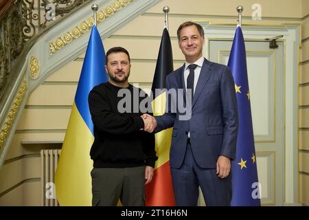 Brüssel, Belgien Oktober 2023. Ukrainischer Präsident Wolodymyr Zelenskyj, links, schüttelt dem belgischen Premierminister Alexander de Croo, rechts, im Lambermont, 11. Oktober 2023 in Brüssel, Belgien. Kredit: Ukrainischer Ratsvorsitz/Pressestelle Des Ukrainischen Präsidenten/Alamy Live News Stockfoto