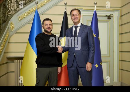 Brüssel, Belgien Oktober 2023. Ukrainischer Präsident Wolodymyr Zelenskyj, links, schüttelt dem belgischen Premierminister Alexander de Croo, rechts, im Lambermont, 11. Oktober 2023 in Brüssel, Belgien. Kredit: Ukrainischer Ratsvorsitz/Pressestelle Des Ukrainischen Präsidenten/Alamy Live News Stockfoto