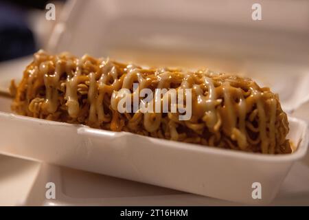 Japanische Ramen-Maishunde mit Mayonnaise und Yum-Yum-Sauce Stockfoto