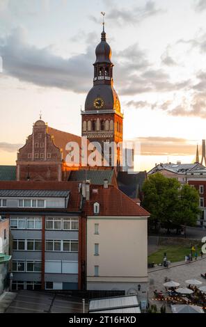 Eine hochgezogene Straßenszene aus Vecpils ta (Altstadt) einschließlich R GA Doms, Riga, Lettland. Stockfoto