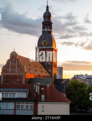 Eine hochgezogene Straßenszene aus Vecpils ta (Altstadt) einschließlich R GA Doms, Riga, Lettland. Stockfoto