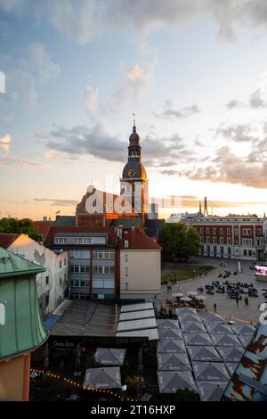 Eine hochgezogene Straßenszene aus Vecpils ta (Altstadt), Riga, Lettland, mit R Gas Doms in der Ferne. Stockfoto