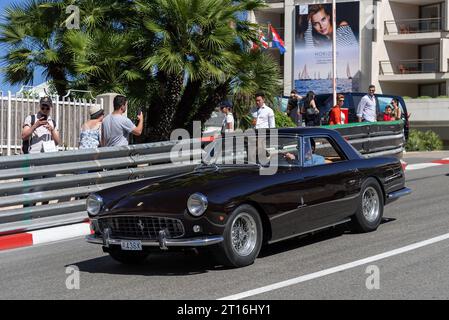 1960 braunes Ferrari 250 GT Series II Coupé auf der Straße Stockfoto