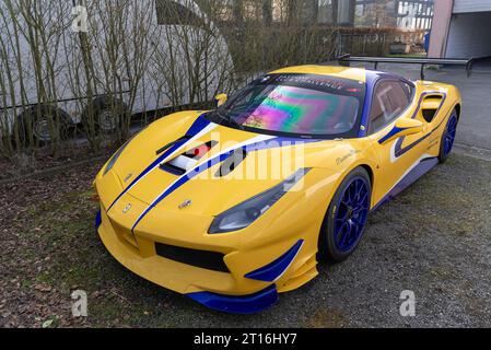 Gelber Ferrari 488 Challenge in Luxemburg-Stadt geparkt Stockfoto
