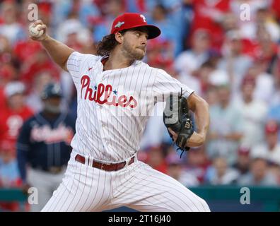 Philadelphia, Usa. Oktober 2023. Philadelphia Phillies Starting Pitcher Aaron Nola wirft im ersten Inning gegen die Atlanta Braves im dritten Spiel einer MLB National League Division Series im Citizens Bank Park in Philadelphia am Mittwoch, den 11. Oktober 2023. Foto: Larry Kesterston/UPI Credit: UPI/Alamy Live News Stockfoto