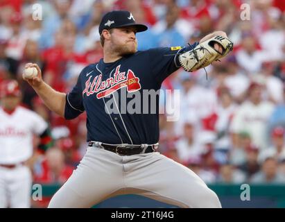 Philadelphia, Usa. Oktober 2023. Atlanta Braves Starting Pitcher Bryce Elder wirft im ersten Inning gegen die Philadelphia Phillies im dritten Spiel der MLB National League Division Series im Citizens Bank Park in Philadelphia, am Mittwoch, den 11. Oktober 2023. Foto: Larry Kesterston/UPI Credit: UPI/Alamy Live News Stockfoto