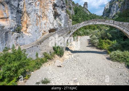 Herrlicher Blick auf die Steinbrücke Kokkorou in den Pindus-Bergen, Zagori, Epirus, Griechenland Stockfoto