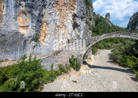 Herrlicher Blick auf die Steinbrücke Kokkorou in den Pindus-Bergen, Zagori, Epirus, Griechenland Stockfoto