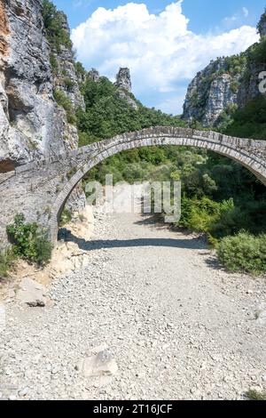 Herrlicher Blick auf die Steinbrücke Kokkorou in den Pindus-Bergen, Zagori, Epirus, Griechenland Stockfoto