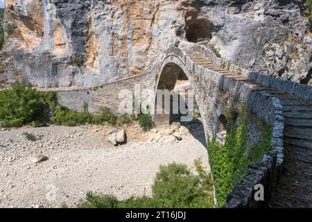 Herrlicher Blick auf die Steinbrücke Kokkorou in den Pindus-Bergen, Zagori, Epirus, Griechenland Stockfoto