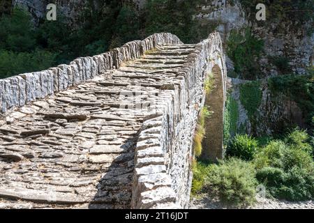 Herrlicher Blick auf die Steinbrücke Kokkorou in den Pindus-Bergen, Zagori, Epirus, Griechenland Stockfoto