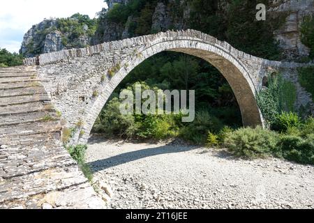 Herrlicher Blick auf die Steinbrücke Kokkorou in den Pindus-Bergen, Zagori, Epirus, Griechenland Stockfoto