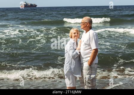 Porträt eines glücklichen älteren Ehepaares am Meer. Stockfoto