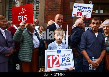 Krakau, Polen. Oktober 2023. Unterstützer von Recht und Gerechtigkeit (PiS) halten Banner, während sie am 11. Oktober 2023 in Krakau (Polen) an einem letzten Wahlkampf teilnahmen. Die diesjährigen Parlamentswahlen in Polen werden am 15. Oktober stattfinden. (Kreditbild: © Beata Zawrzel/ZUMA Press Wire) NUR REDAKTIONELLE VERWENDUNG! Nicht für kommerzielle ZWECKE! Stockfoto