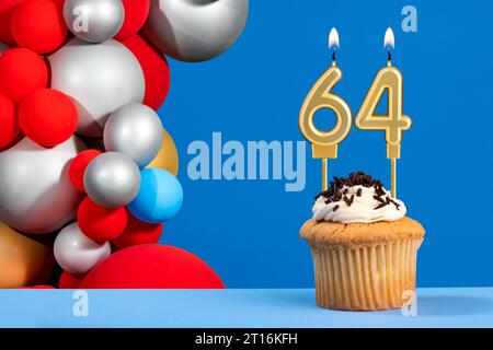 Geburtstagskarte mit Ballons - Kerzennummer 64 Stockfoto