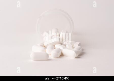 Weiße Tabletten auf weißem Hintergrund, Pillen Stockfoto