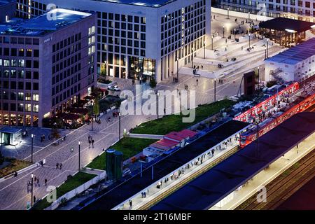 Aus der Vogelperspektive des Bahnhofs deutz messe mit der Treppe zum Eingang der messe Süd in der blauen Stunde Stockfoto