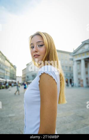 Porträt einer attraktiven jungen Frau mit selbstbewusstem Ausdruck im Stadtzentrum, vertikales Foto Stockfoto