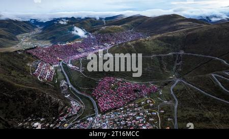 GANZI, CHINA - 11. OKTOBER 2023 - Foto am Morgen des 11. Oktober 2023 zeigt die Landschaft der Seda Wuming Buddhist Academy in Ganzi Tibetan Auto Stockfoto