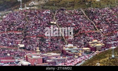 GANZI, CHINA - 11. OKTOBER 2023 - Foto am Morgen des 11. Oktober 2023 zeigt die Landschaft der Seda Wuming Buddhist Academy in Ganzi Tibetan Auto Stockfoto