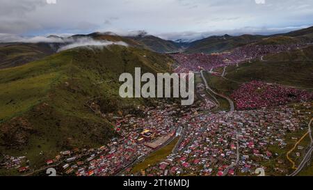GANZI, CHINA - 11. OKTOBER 2023 - Foto am Morgen des 11. Oktober 2023 zeigt die Landschaft der Seda Wuming Buddhist Academy in Ganzi Tibetan Auto Stockfoto