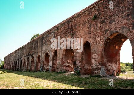 Der Parco degli Acquedotti ist ein öffentlicher Park in Rom, der Teil der Via Appia ist. Ruinen römischer Aquädukte. Stockfoto