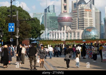 SHANGHAI, CHINA - 11. OKTOBER 2023 - Touristen strömen zu den malerischen Orten Bund und Nanjing Road in Shanghai, China, 11. Oktober 2023. Stockfoto