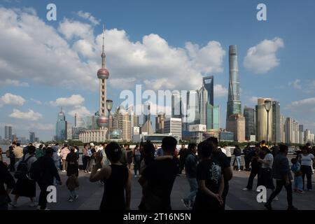 SHANGHAI, CHINA - 11. OKTOBER 2023 - Touristen strömen zu den malerischen Orten Bund und Nanjing Road in Shanghai, China, 11. Oktober 2023. Stockfoto