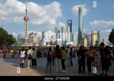 SHANGHAI, CHINA - 11. OKTOBER 2023 - Touristen strömen zu den malerischen Orten Bund und Nanjing Road in Shanghai, China, 11. Oktober 2023. Stockfoto
