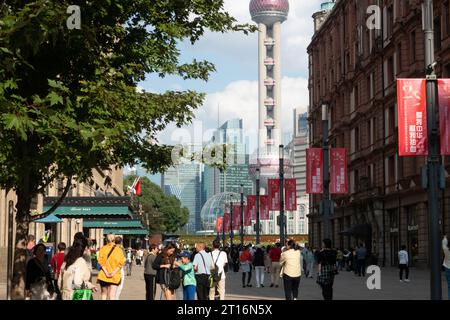 SHANGHAI, CHINA - 11. OKTOBER 2023 - Touristen strömen zu den malerischen Orten Bund und Nanjing Road in Shanghai, China, 11. Oktober 2023. Stockfoto