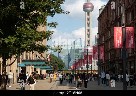 SHANGHAI, CHINA - 11. OKTOBER 2023 - Touristen strömen zu den malerischen Orten Bund und Nanjing Road in Shanghai, China, 11. Oktober 2023. Stockfoto