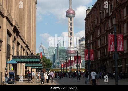 SHANGHAI, CHINA - 11. OKTOBER 2023 - Touristen strömen zu den malerischen Orten Bund und Nanjing Road in Shanghai, China, 11. Oktober 2023. Stockfoto