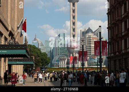 SHANGHAI, CHINA - 11. OKTOBER 2023 - Touristen strömen zu den malerischen Orten Bund und Nanjing Road in Shanghai, China, 11. Oktober 2023. Stockfoto