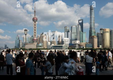 SHANGHAI, CHINA - 11. OKTOBER 2023 - Touristen strömen zu den malerischen Orten Bund und Nanjing Road in Shanghai, China, 11. Oktober 2023. Stockfoto