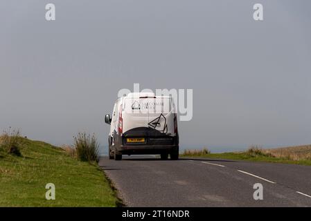 Dartmoor, Devon, England, UK, 04.09.2023. Ein Lieferwagen für Eisdielen, der durch Dartmoor in Devon, England, Großbritannien fährt. Stockfoto