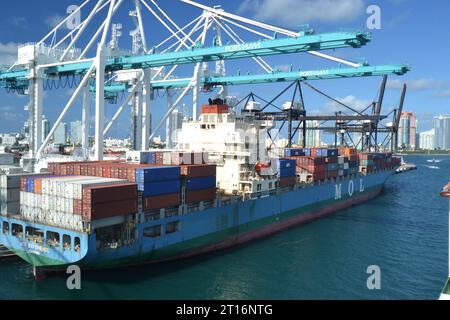 Frachtschiff mit Kranen in Miami Florida Stockfoto