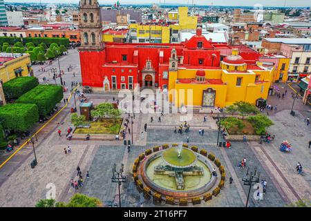 Löwenbrunnen, Parroquia del Sagrario, Hauptplatz und Garten im historischen Zentrum von León Guanajuato. Luftaufnahme von León Guanajuato, Allgemeine Ansicht von Leon in Mexiko. Reisen Sie am 4. Oktober 2023 durch die mexikanische Stadtlandschaft Bajío (© Foto Luis Gutierrez von Norte Photo). Fuente de los Leones, Parroquia del Sagrario, plaza y Jardín Principal en el Centro histórico de León Guanajuato. vista aerea de León Guanajuato , Vista General de ciudad Leon en Mexico. Viaje por el Bajío mexicano paisaje de ciudad el 4 Octubre 2023 (© Foto Luis Gutierrez von Norte Photo). Stockfoto