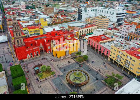 Löwenbrunnen, Parroquia del Sagrario, Hauptplatz und Garten im historischen Zentrum von León Guanajuato. Luftaufnahme von León Guanajuato, Allgemeine Ansicht von Leon in Mexiko. Reisen Sie am 4. Oktober 2023 durch die mexikanische Stadtlandschaft Bajío (© Foto Luis Gutierrez von Norte Photo). Fuente de los Leones, Parroquia del Sagrario, plaza y Jardín Principal en el Centro histórico de León Guanajuato. vista aerea de León Guanajuato , Vista General de ciudad Leon en Mexico. Viaje por el Bajío mexicano paisaje de ciudad el 4 Octubre 2023 (© Foto Luis Gutierrez von Norte Photo). Stockfoto