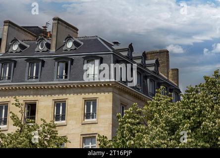 Die einzigartigen Gebäude und die grauen Schieferdächer der Stadt Bordeaux mit Dachfenstern und grauen Dachfenstern Stockfoto