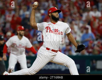 Philadelphia, Usa. Oktober 2023. Philadelphia Phillies Relief Pitcher Seranthony Dominguez wirft im sechsten Inning gegen die Atlanta Braves im dritten Spiel einer MLB National League Division Series im Citizens Bank Park in Philadelphia, am Mittwoch, den 11. Oktober 2023. Foto: Laurence Kesterson/UPI Credit: UPI/Alamy Live News Stockfoto