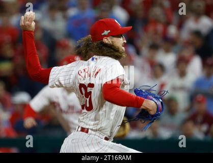 Philadelphia, Usa. Oktober 2023. Philadelphia Phillies Relief Pitcher Matt Strahm wirft im sechsten Inning gegen die Atlanta Braves im dritten Spiel einer MLB National League Division Series im Citizens Bank Park in Philadelphia am Mittwoch, den 11. Oktober 2023. Foto: Laurence Kesterson/UPI Credit: UPI/Alamy Live News Stockfoto