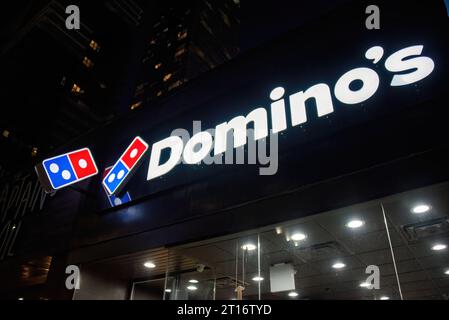 Toronto, Kanada - 11. August 2022: Domino's Pizza in der Yonge Street bei Nacht. Domino's ist eine US-amerikanische, multinationale Pizzeria-Kette, die im Jahr 19 gegründet wurde Stockfoto