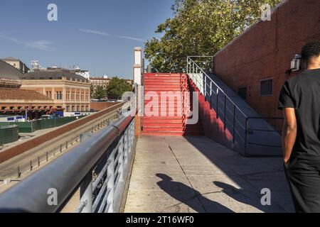 Fußgängertreppen am Stadtrand rot gestrichen Stockfoto