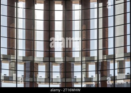 Teil der runden Innenwand des Gewölbes des Bahnhofs Atocha in Madrid, Spanien Stockfoto