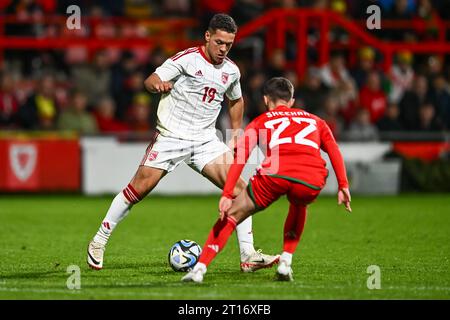 Tjay de Barr aus Gibraltar spielt mit Josh Sheehan aus Wales während des Internationalen Freundschaftsspiels Wales gegen Gibraltar im Stok CAE Ras, Wrexham, Vereinigtes Königreich, 11. Oktober 2023 (Foto: Craig Thomas/News Images) in , am 10.11.2023. (Foto: Craig Thomas/News Images/SIPA USA) Stockfoto